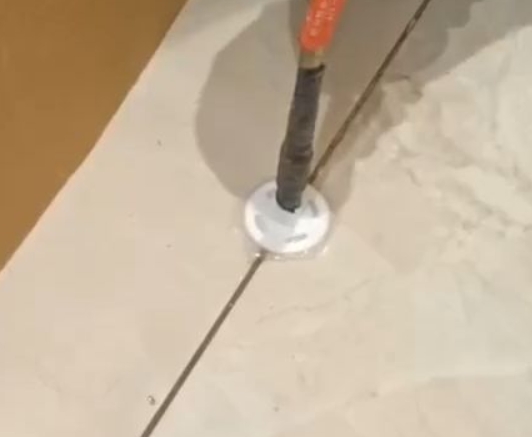 林甸瓷砖空鼓维修公司专业解答瓷砖在铺贴过程中，如果没有涂抹均匀到位的粘结材料（如水泥砂浆或瓷砖胶），可能会导致以下问题